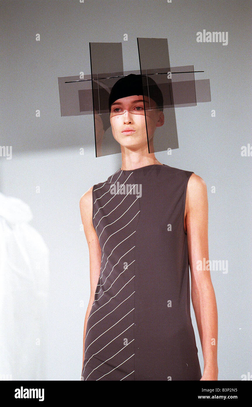 Abbigliamento di Hussein Chalayan 1998 modellato da modello anche  indossando Hat progettato da Scott Wilson durante la London Fashion Week  Foto stock - Alamy