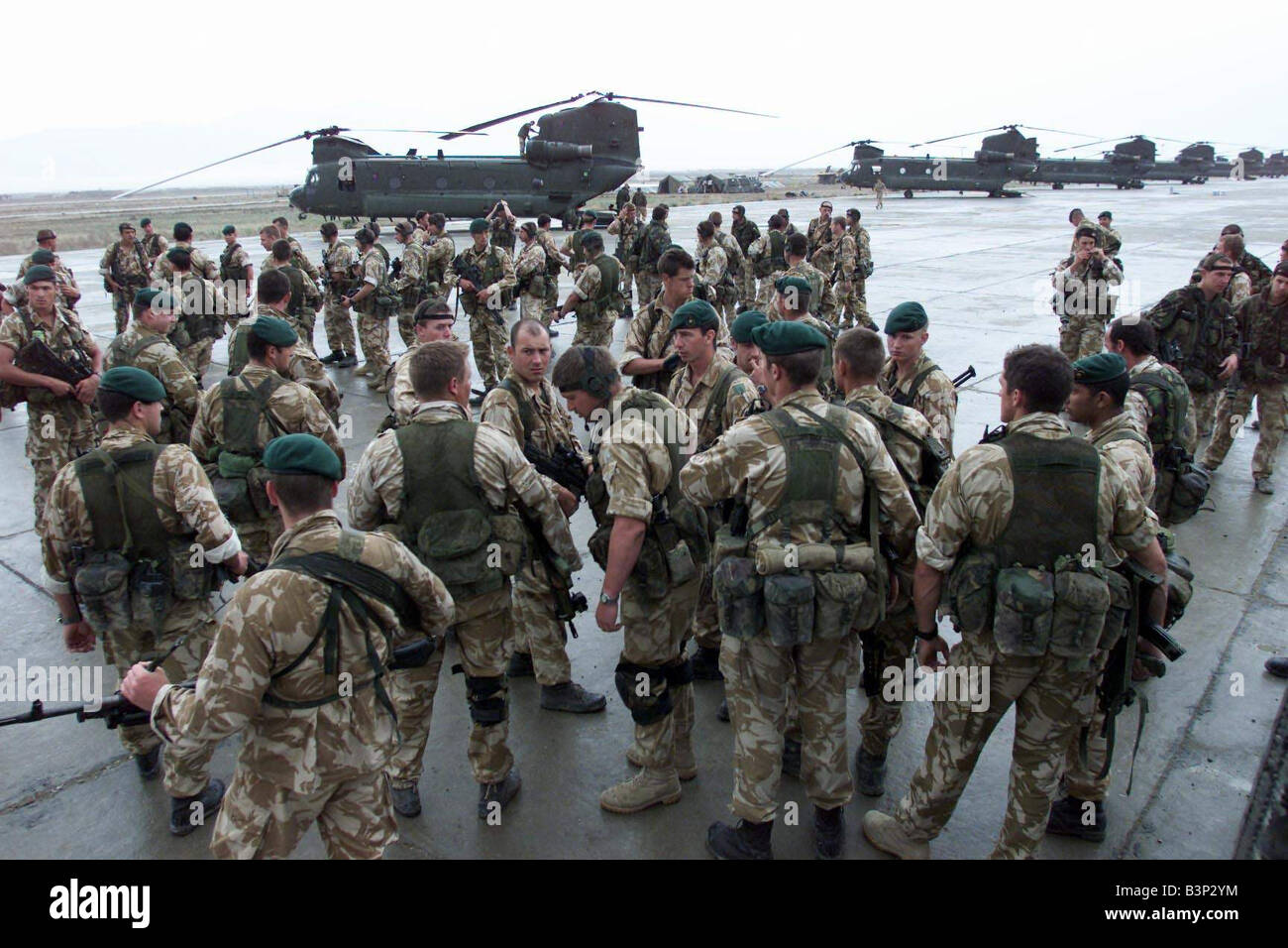 Esercito britannico aprile 2002 le forze in Afghanistan le forze in Afghanistan Bagram Air Base British Marine Commando 45 il comando a Bagram Air Base in Afghanistan la formazione con Chinooks Foto Stock