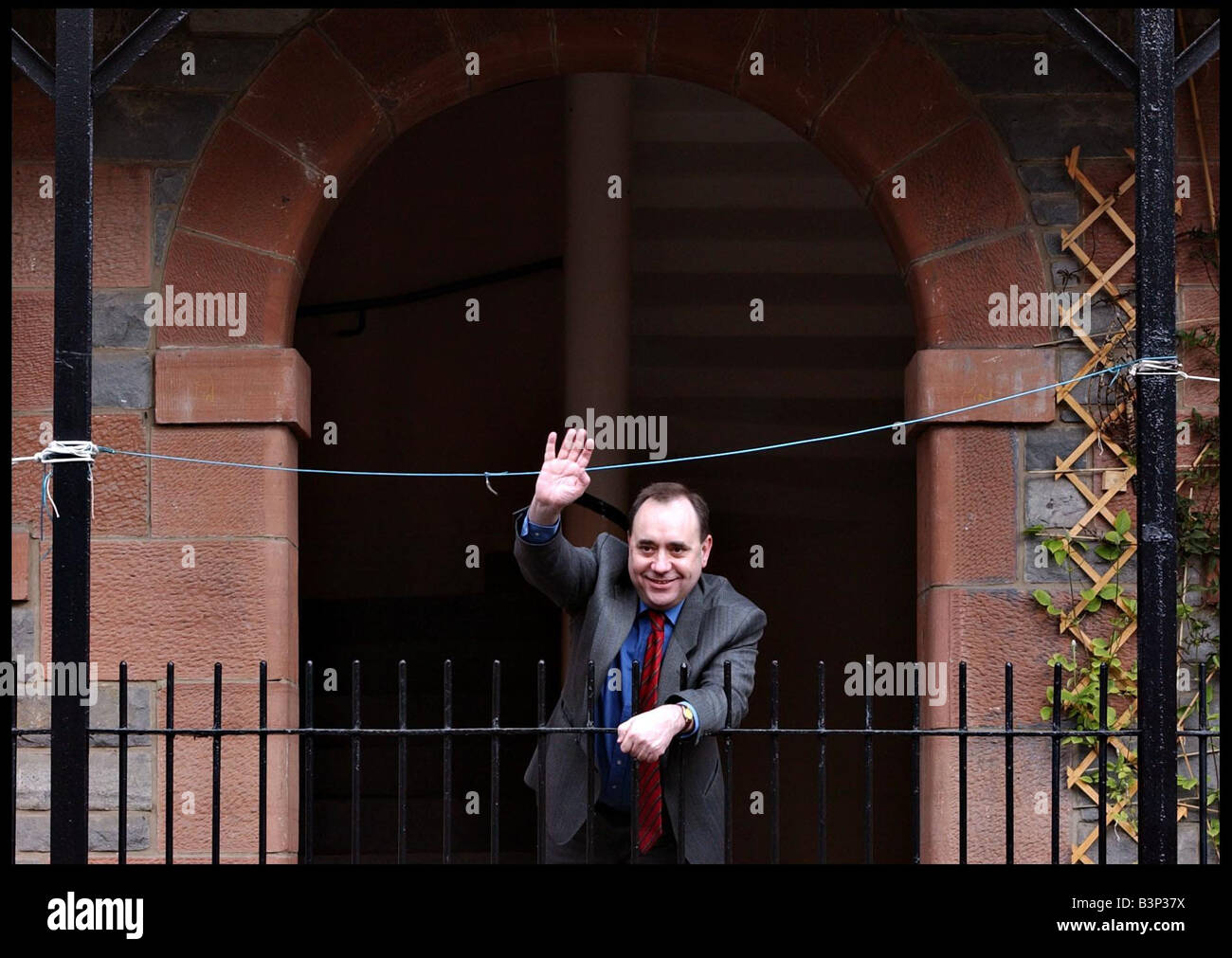 Campagna elettorale Aprile 2003 Alex Salmond MP colpisce le strade al tamburo di supporto per il partito SNP in Edinburgh Foto Stock
