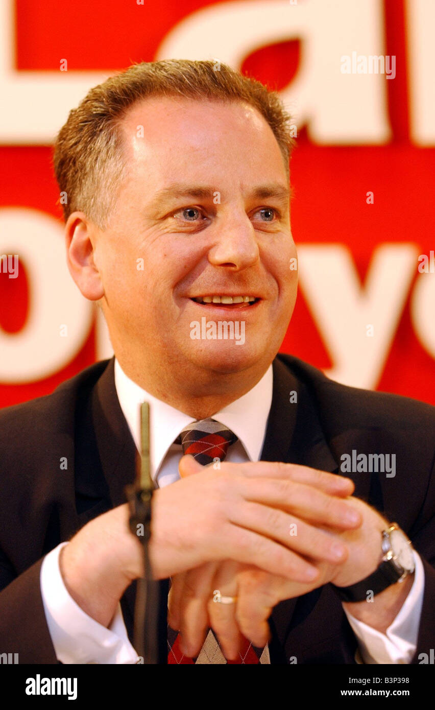 Jack McConnell Primo Ministro il 2 maggio 2003 parlando a premere a John Smith house Foto Stock