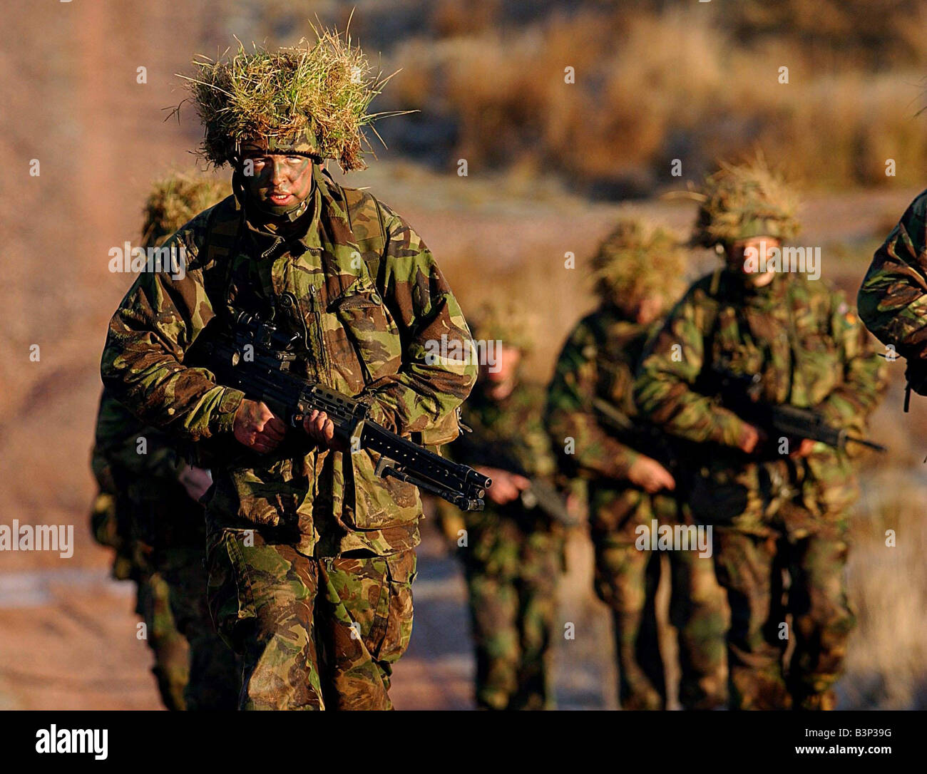 Il 4 ° Battaglione del Reggimento paracadutisti attaccato al cinquantunesimo Highland reggimento passando attraverso i loro passi a Warcop un esercito training camp in Cumbria soldati in camuffamento di camminare in salita Foto Stock