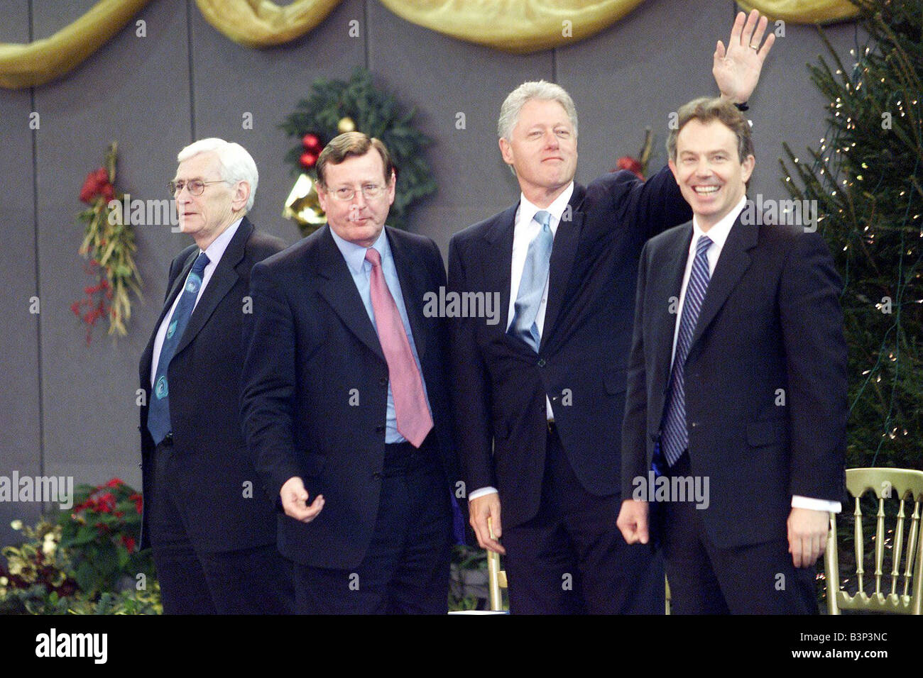 Il Presidente degli Stati Uniti Bill Clinton Visite Irlanda del Nord Dec 2000 Irlanda del Nord s Vice Primo Ministro Seamus Padre Mallon ha Primo ministro David Trimble Bill Clinton e il Primo Ministro Tony Blair dell'Odyssey Arena di Belfast Foto Stock