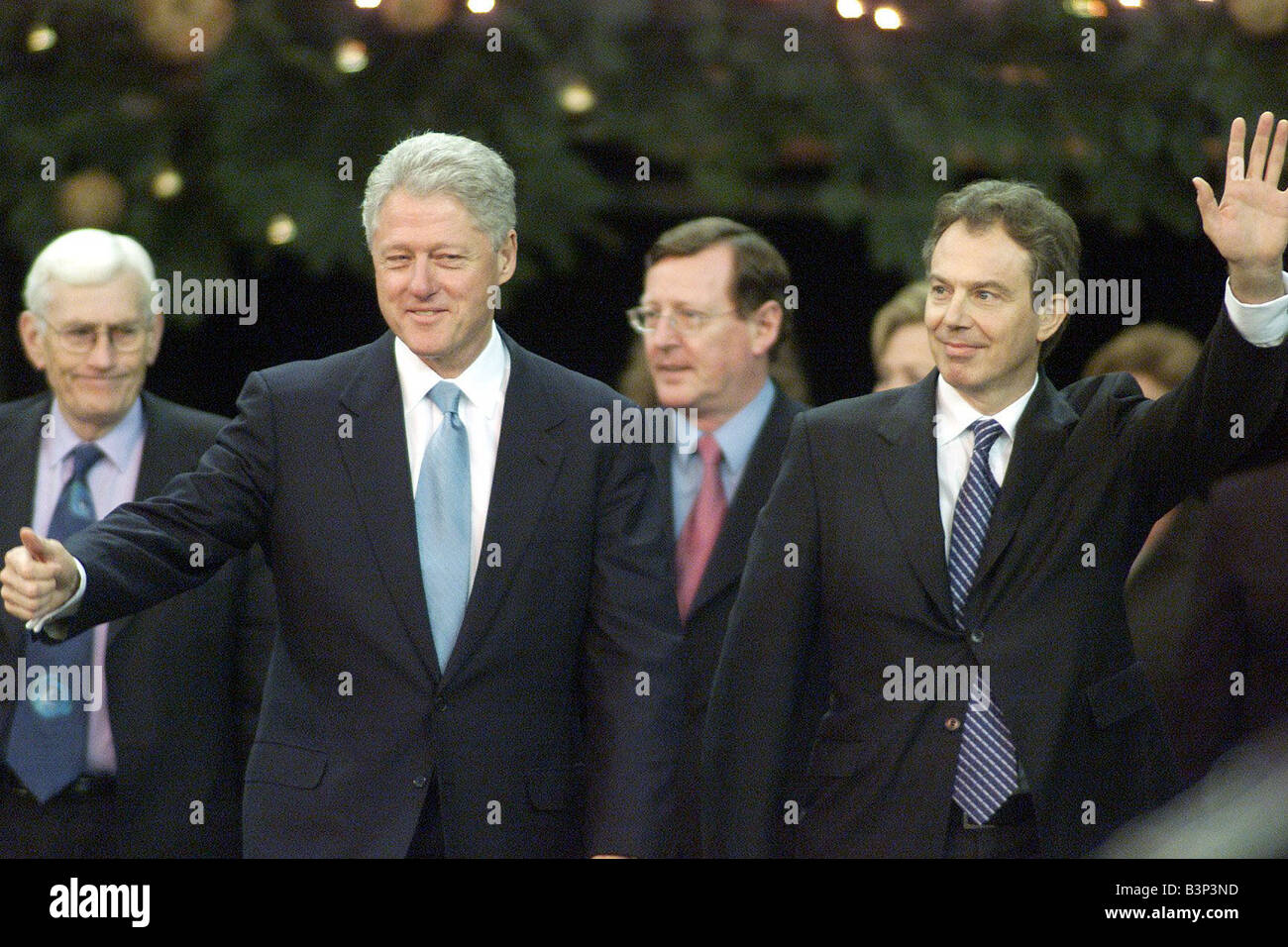 Il Presidente degli Stati Uniti Bill Clinton Visite Irlanda del Nord Dec 2000 Irlanda del Nord s Vice Primo Ministro Seamus Padre Mallon ha Primo ministro David Trimble Bill Clinton e il Primo Ministro Tony Blair dell'Odyssey Arena di Belfast Foto Stock