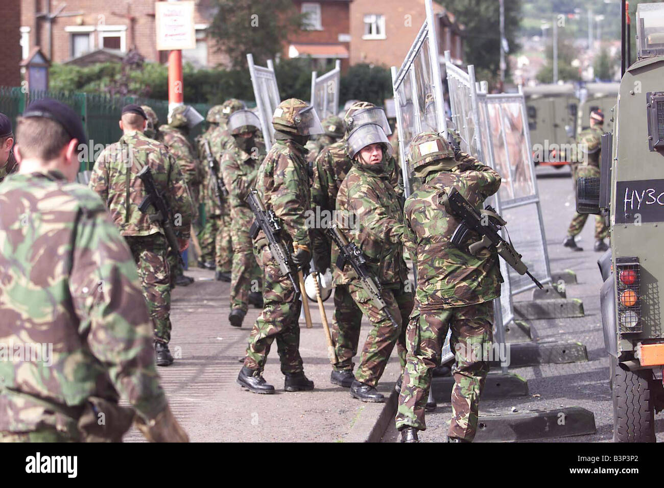 Cattolici e Protestanti la Stand off In Ardoyne Sept 01 soldati dell esercito a Ardoyne superiore dove le tensioni sono state elevate tra i nazionalisti e lealisti s su bambini passando attraverso una comunità protestante di partecipare alla Santa Croce scuola primaria gruppi di soldati gestire la tensione al di fuori della scuola primaria di indossare abbigliamento protettivo e utilizzando le protezioni di polizia Foto Stock Cattolici e Protestanti la Stand off In Ardoyne Sept 01 soldati dell esercito a Ardoyne superiore dove le tensioni sono state elevate tra i nazionalisti e lealisti s su bambini passando attraverso una comunità protestante di partecipare alla Santa Croce scuola primaria gruppi di soldati gestire la tensione al di fuori della scuola primaria di indossare abbigliamento protettivo e utilizzando le protezioni di polizia Foto Stock