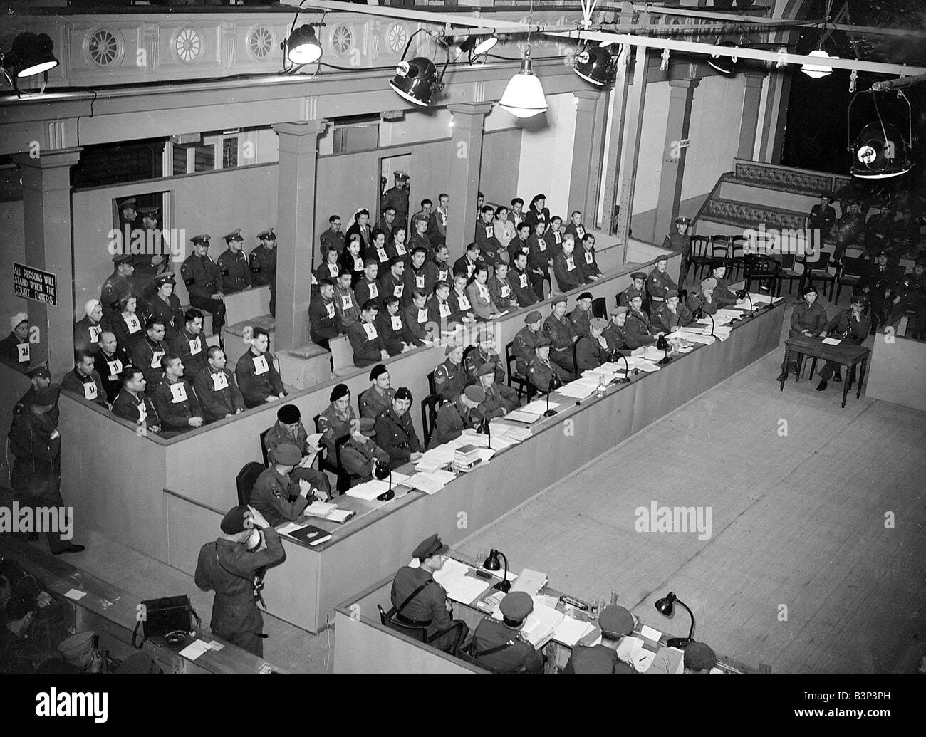 WW2 Belsen Trial 1945 Courtroom scena il camp Kommandant Josef Kramer e membri delle SS di stanza a Belsen hanno messo alla prova dagli alleati per due accuse di crimini di guerra i cui dettagli possono essere trovati nel file della carta grasso Irma era un funzionario statale nel campo e lei è stato messo alla prova separatamente perché lei è stato affermato di essere stata particolarmente brutale nei confronti dei detenuti ha sempre portato una pistola e una frusta con lei e un detenuto ha raccontato di come due ragazze che erano appena stati selezionati per essere gassati ha tentato di ottenere via grasso catturati e poi sparato loro a sangue freddo ella sarebbe battere i prigionieri Foto Stock
