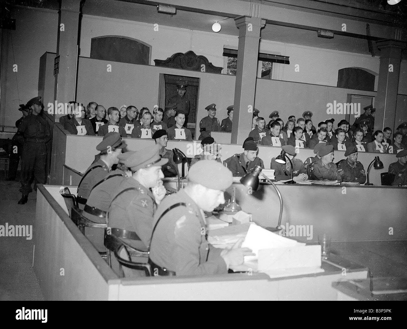 WW2 Belsen Trial 1945 Courtroom scena il camp Kommandant Josef Kramer e membri delle SS di stanza a Belsen hanno messo alla prova dagli alleati per due accuse di crimini di guerra i cui dettagli possono essere trovati nel file della carta grasso Irma era un funzionario statale nel campo e lei è stato messo alla prova separatamente perché lei è stato affermato di essere stata particolarmente brutale nei confronti dei detenuti ha sempre portato una pistola e una frusta con lei e un detenuto ha raccontato di come due ragazze che erano appena stati selezionati per essere gassati ha tentato di ottenere via grasso catturati e poi sparato loro a sangue freddo ella sarebbe battere i prigionieri Foto Stock