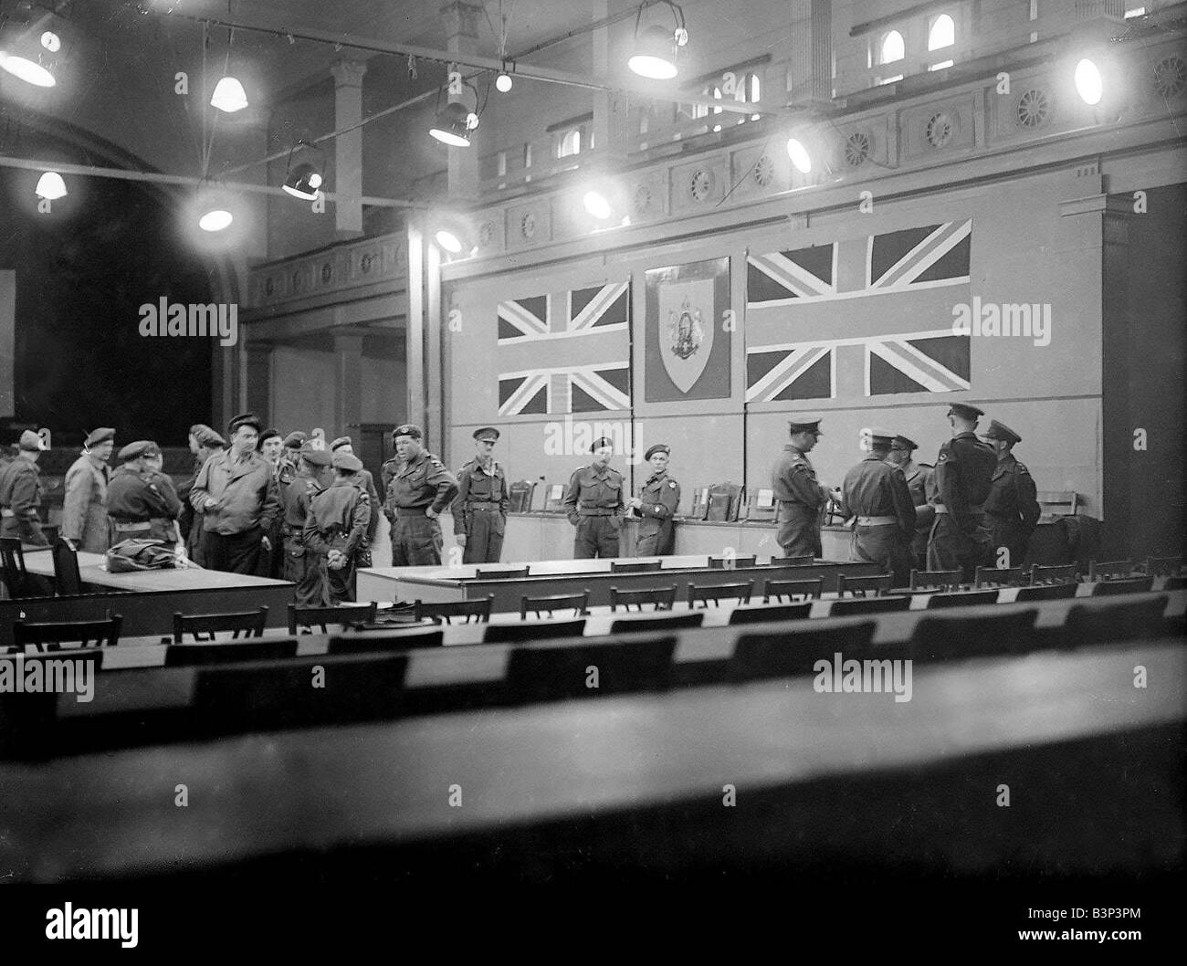 WW2 Belsen Trial 1945 Courtroom scena il camp Kommandant Josef Kramer e membri delle SS di stanza a Belsen hanno messo alla prova dagli alleati per due accuse di crimini di guerra i cui dettagli possono essere trovati nel file della carta grasso Irma era un funzionario statale nel campo e lei è stato messo alla prova separatamente perché lei è stato affermato di essere stata particolarmente brutale nei confronti dei detenuti ha sempre portato una pistola e una frusta con lei e un detenuto ha raccontato di come due ragazze che erano appena stati selezionati per essere gassati ha tentato di ottenere via grasso catturati e poi sparato loro a sangue freddo ella sarebbe battere i prigionieri Foto Stock