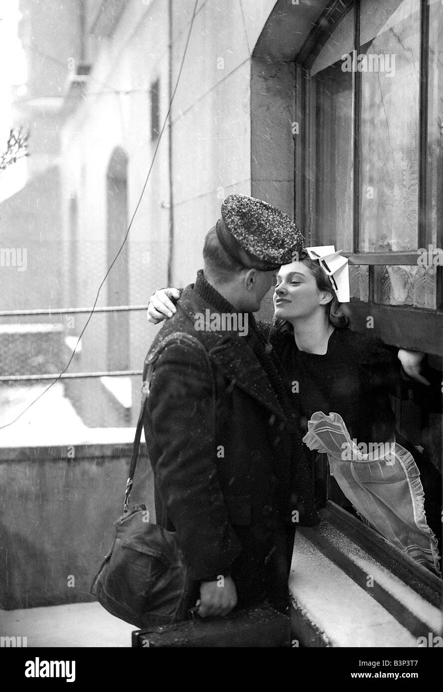 Sailor baciare una ragazza addio come egli lascia per il servizio attivo donne adempimento Mens doveri di lavoro durante il WW2 Foto Stock