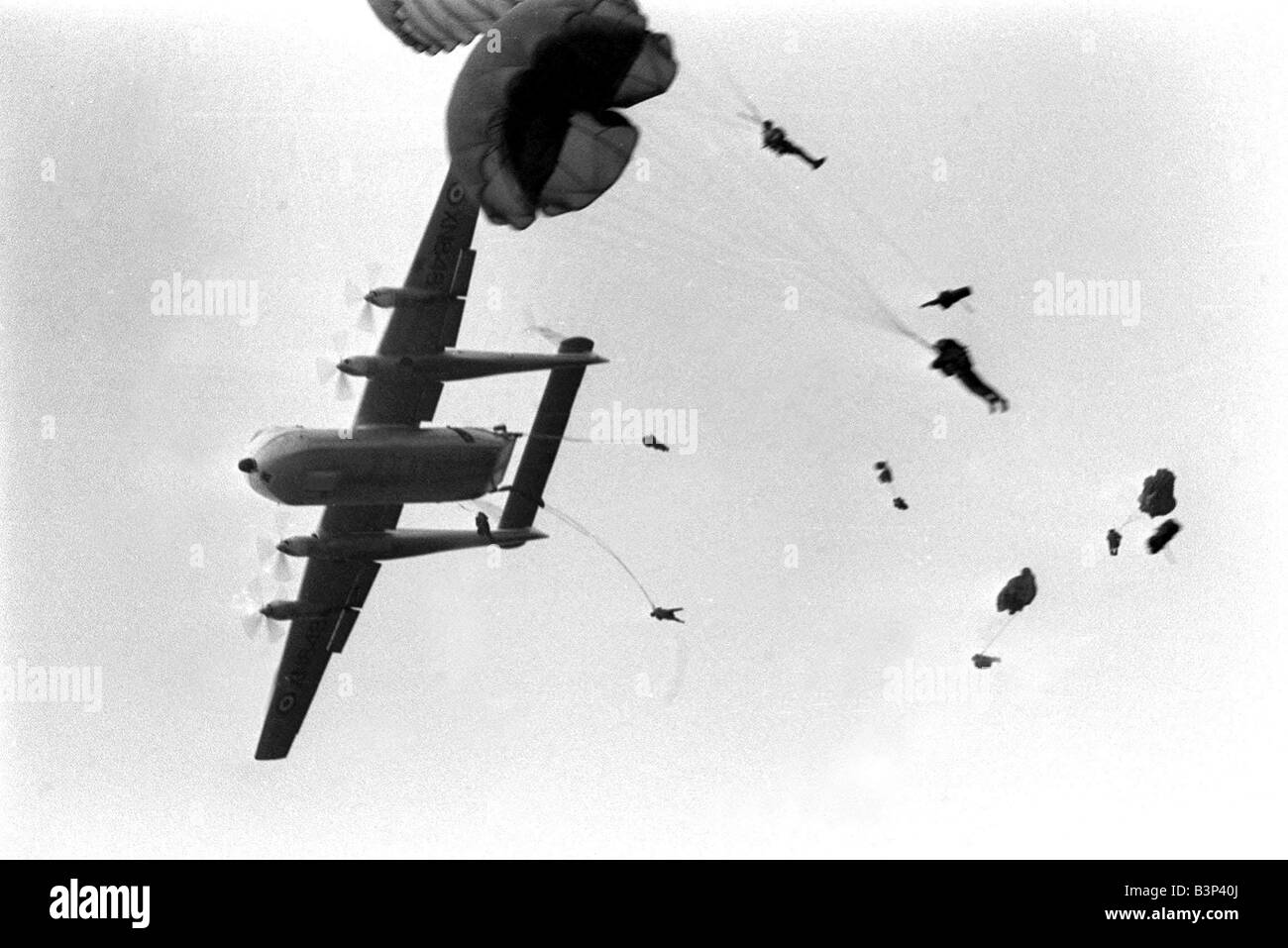 Attrezzature pesanti prove di caduta Aprile 1967 Reggimento alla caserma di Aldershot andare attraverso una pratica in movimento utilizzando la Armstrong Whitworth Argosy velivoli da trasporto truppe britanniche esercito i capoversi i diavoli rossi Foto Stock