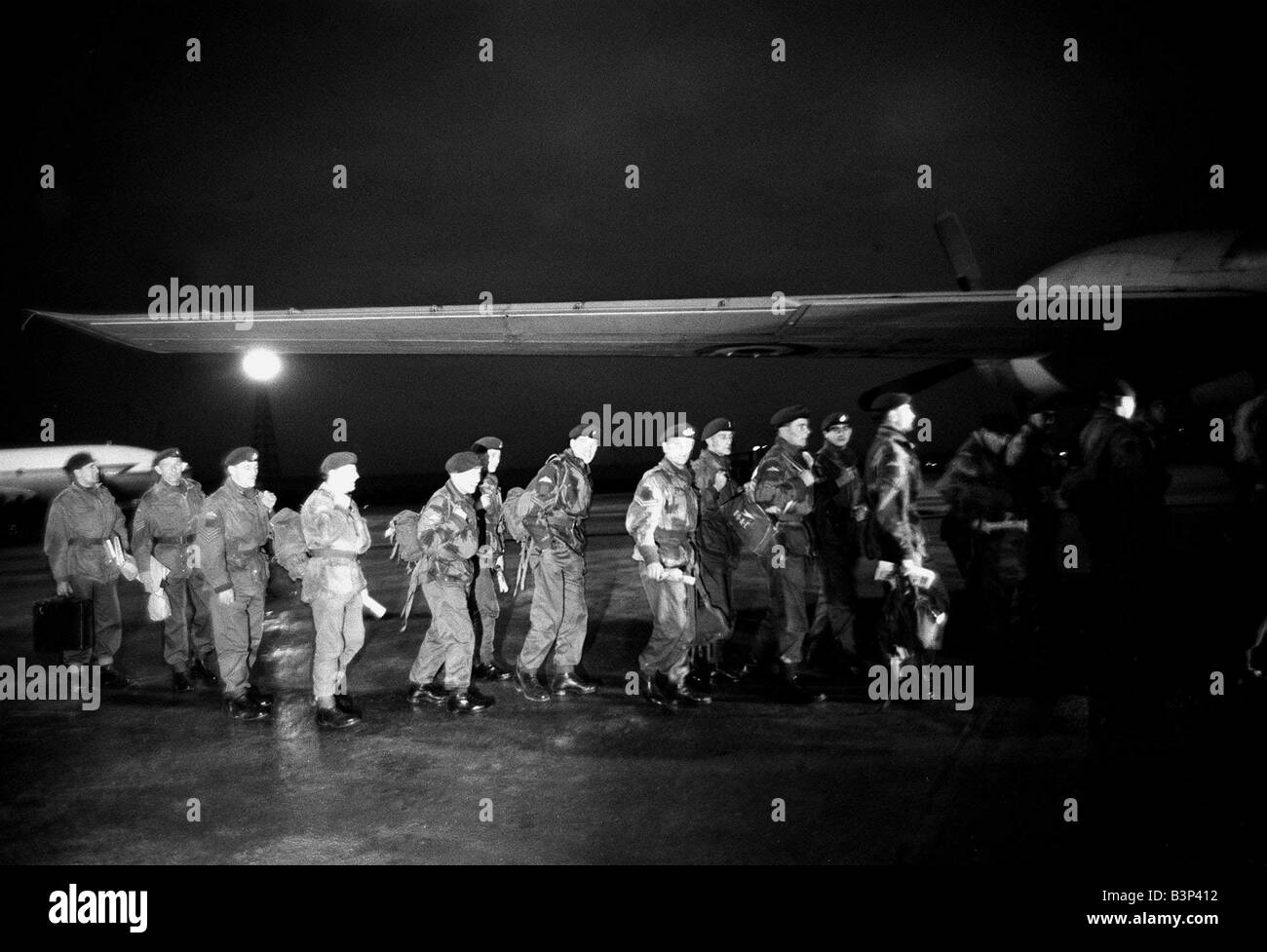 Secondo battaglione del reggimento Paratroop Gennaio 1965 prima di lasciare R A F Lynham a supporto della Malaysia nella loro lotta di confine con l' Indonesia le truppe britanniche esercito i capoversi i diavoli rossi Foto Stock