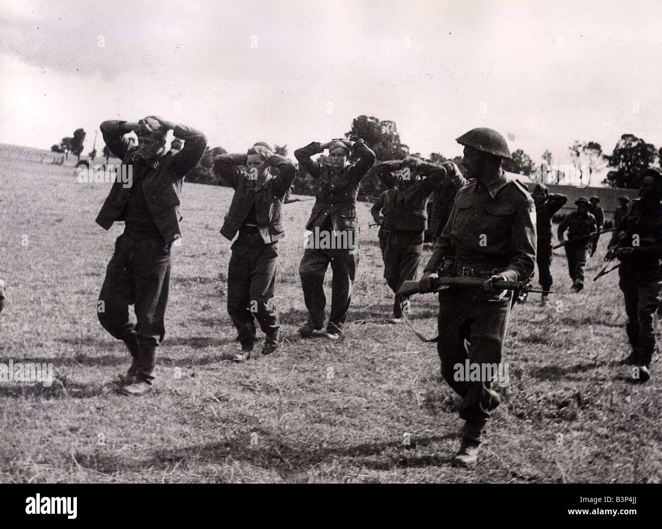 II Guerra Mondiale invasione della Francia prigionieri di guerra tedeschi catturati durante la battaglia di Caen all'inizio di luglio essendo portato da un Foto Stock