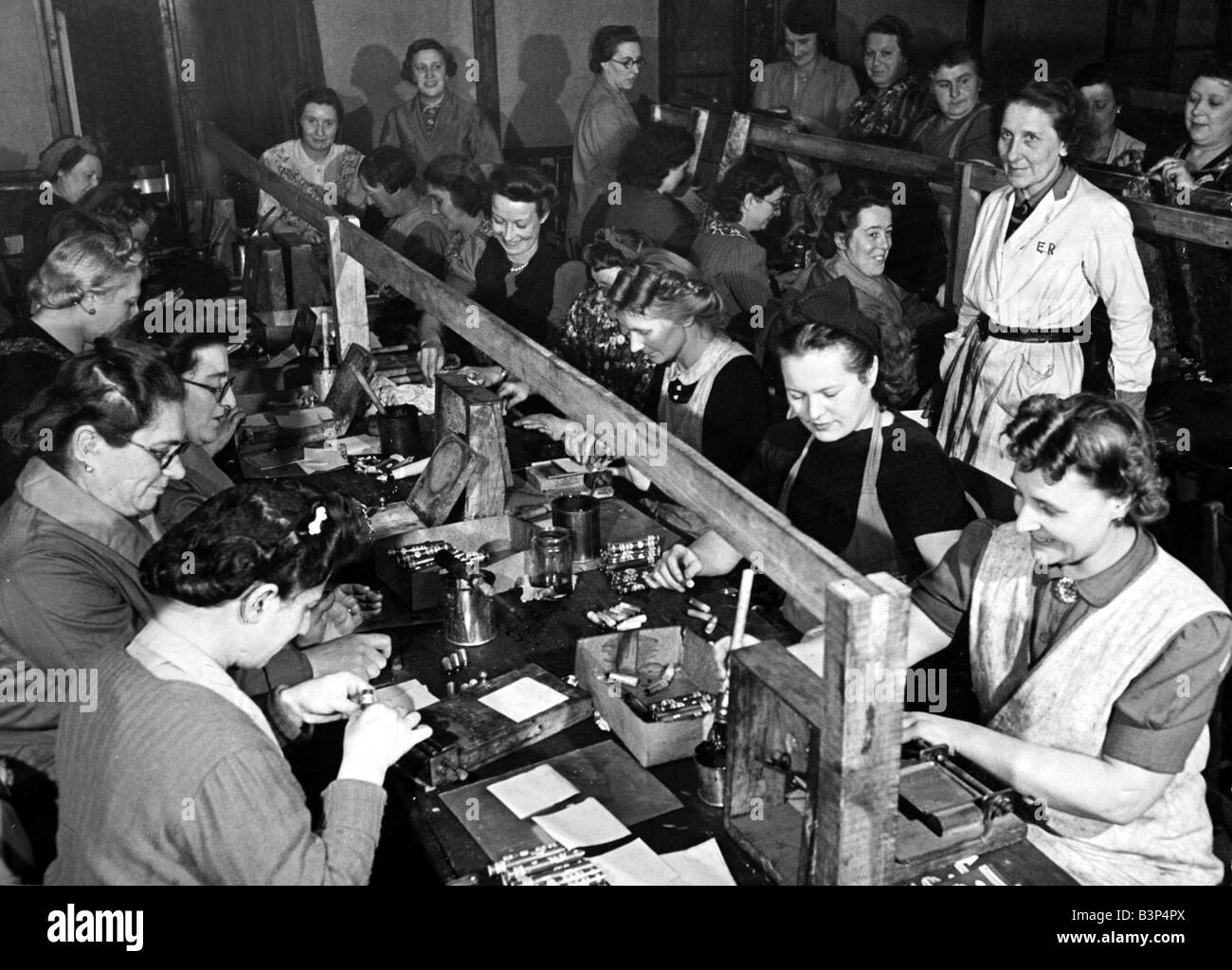 Guinness Appartamenti a Stamford Hill Londra hanno la loro propria fabbrica di guerra nella piccola camera club capanno dietro la station wagon houswifes sono occupato tutto il giorno rendendo le batterie della torcia che pop al piano di sopra per ottenere i bambini la cena e poi tornare di nuovo al lavoro Ottobre 1943 1940s Foto Stock