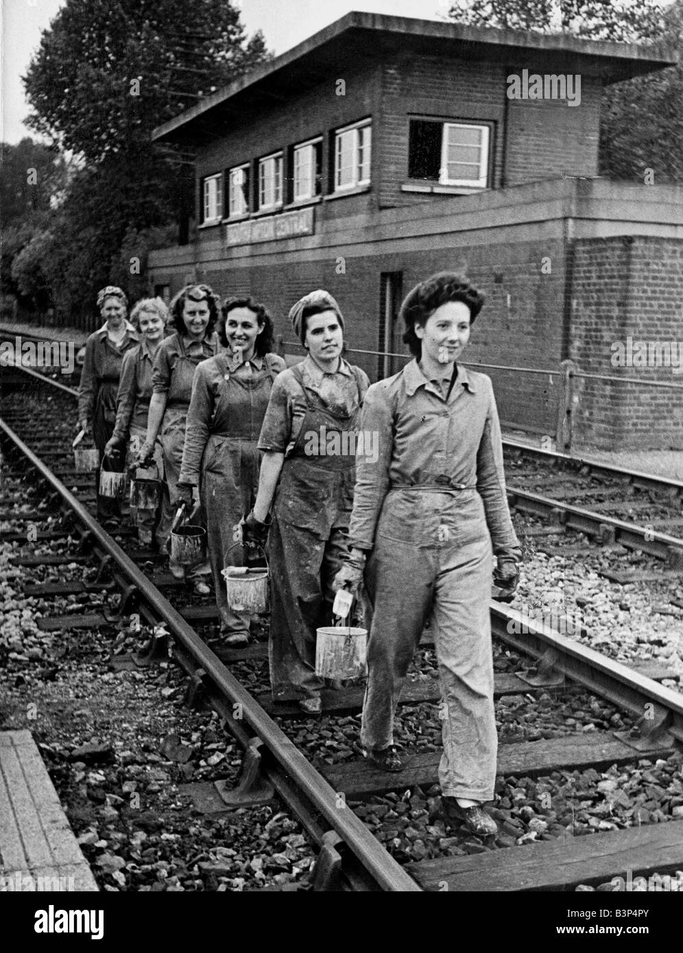 Un team di pittori ragazza impiegato dalla divisione del sud della Ferrovia meridionale hanno dipinto il loro modo in su e in giù la linea da Dorset a Basingstoke il leader in questa immagine è Doris guarire la cui intera famiglia è mettere il Southampton Central Station per diritti dopo il bombardamento di sua madre è alla fine della linea Settembre 1947 1940s Foto Stock