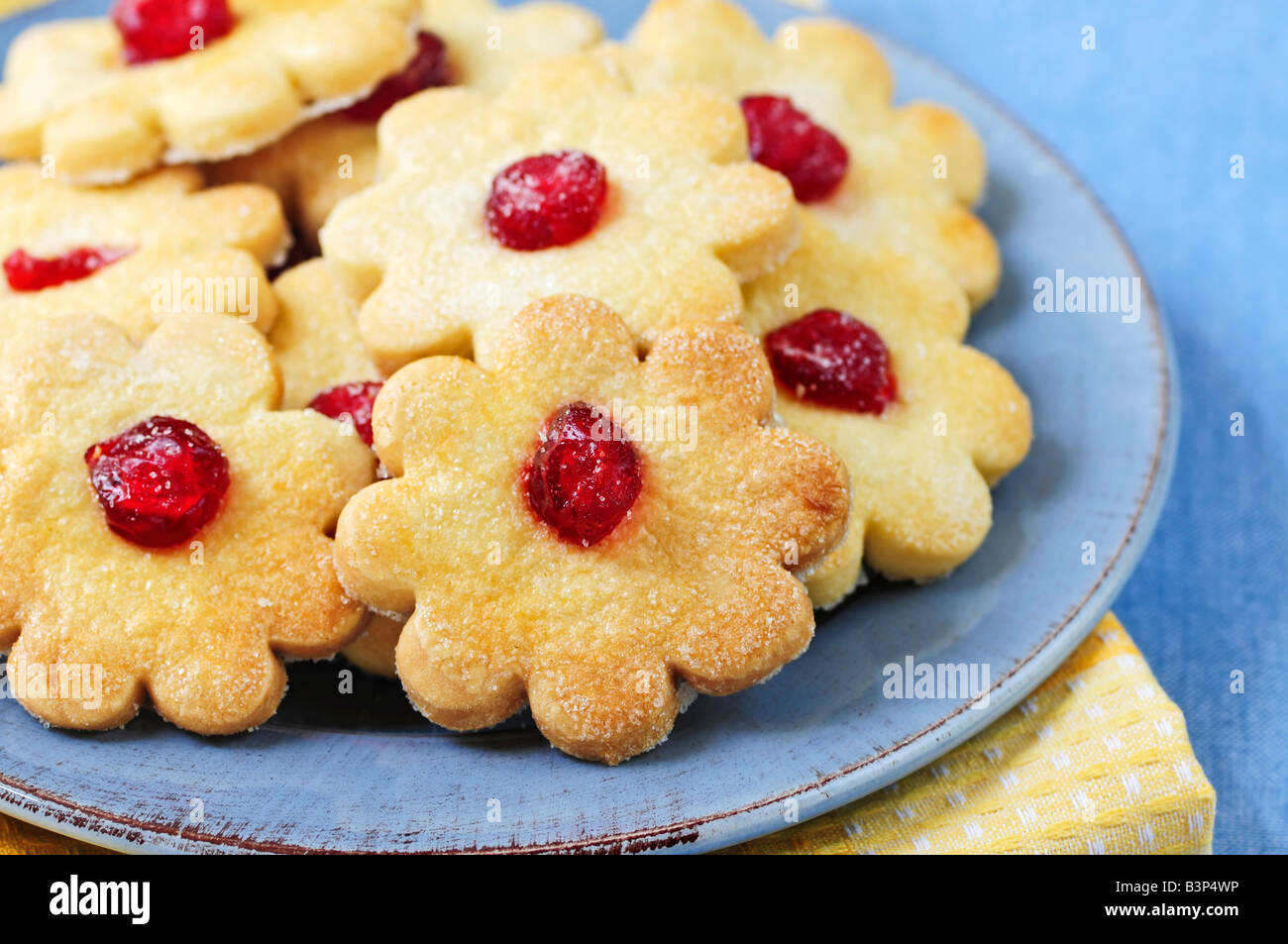 Fresco biscotti frollini servita su una piastra Foto Stock