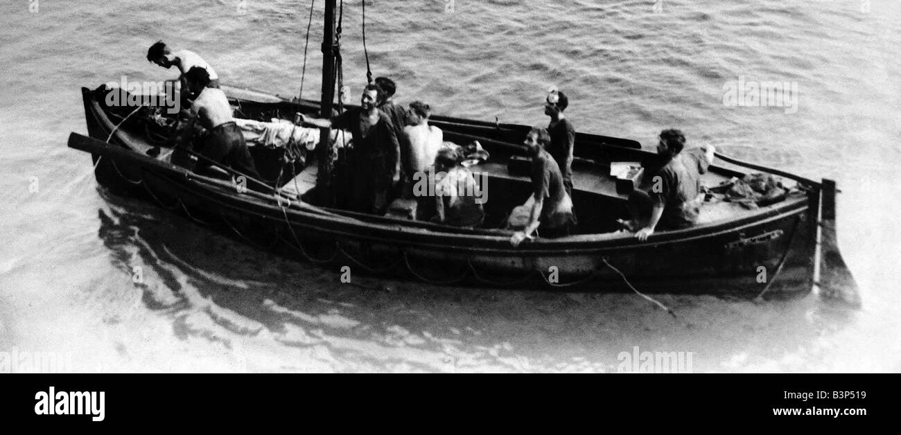 British merchant seamen cercando di raggiungere la terra dopo essere stato in mare per dieci giorni vittime del nazismo brutatility Foto Stock