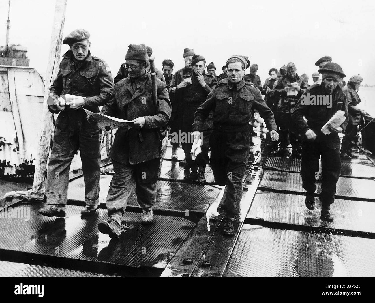 WW2 truppe in Normandia con quotidiani 1944 le truppe britanniche in Normandia per ricevere gratuitamente le partite di giornali britannici Foto Stock