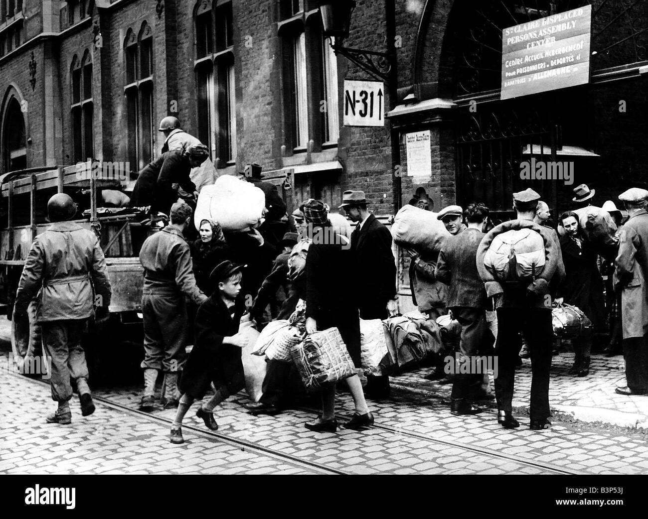 Civili polacchi precedentemente utilizzato come lavoro schiavo dai nazisti in Belgio ottenere a bordo di un camion presso il St Clair centro di spostamento Foto Stock