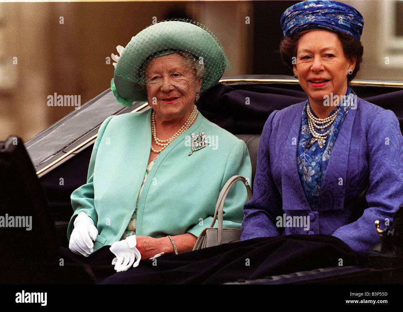 La regina madre e la principessa Margaret Trooping il colore 1998 nel carrello Foto Stock