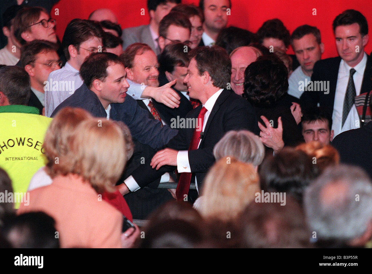 Tony Blair al Festival Hall elezioni generali 1997 Tony Blair scuote le mani con i sostenitori alla vittoria delle parti in background è Derek Draper ex aiutante di Ministro senza portafoglio Peter Mandelson Foto Stock
