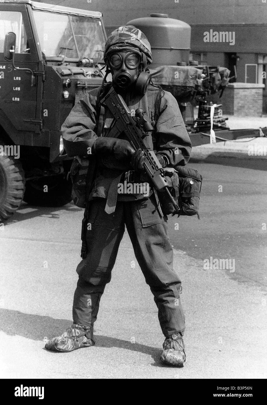 Soldato britannico indossa la guerra chimica suit Agosto 1990 a Coltishall RAF del tipo utilizzato nella guerra del Golfo Foto Stock