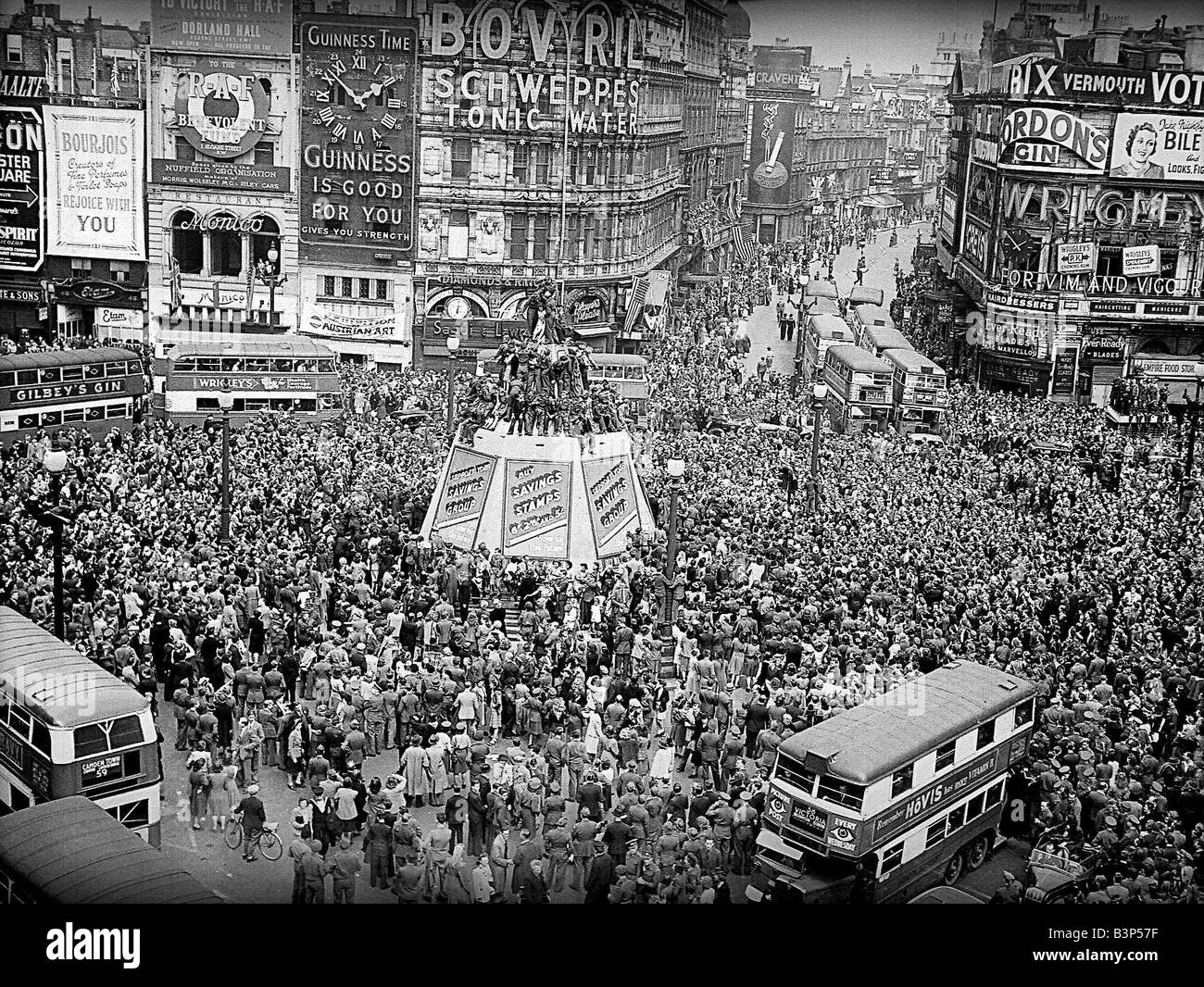 Giorno ve le celebrazioni a Piccadilly Circus al fine di WW2 folla riempire la piazza in questa occasione storica Foto Stock