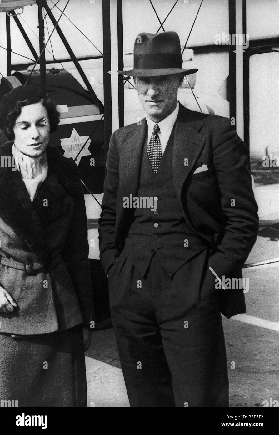 Geoffrey de Havilland aeromobile Designer un giovane Geoffrey de Havilland in posa di fronte al suo piano nato nel 1882 de Havilland ha sempre avuto un amore per il volo e la costruzione degli aeroplani in 1920 ha formato il de Havilland Aircraft Company Ltd è una società per la quale egli è stato anche direttore tecnico il de Havilland società aveva diversi succeses non ultimo dei quali è stato la cometa il primo aereo jet in uso commerciale che ha preso il suo nome dall'originale Comet un corridore che ha vinto il prestigioso London a Melbourne MacRobertson gara nel 1934 un altro di de Havillands famosi aerei era il WW2 bombardiere leggero Foto Stock