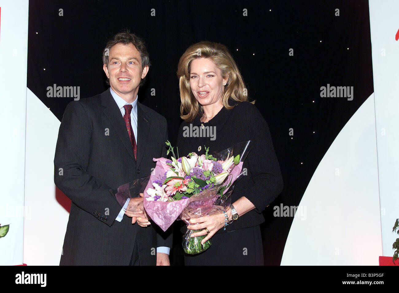 Tony Blair International Award la regina Noor di Giordania a Dorchester Hotel per il Mirror Pride of Britain Awards Maggio 1999 Foto Stock