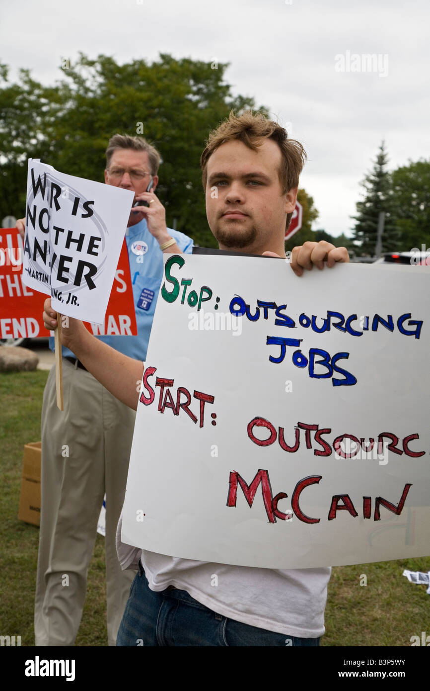 Sterling Heights Michigan manifestanti picket un rally della campagna di John McCain e Sarah Palin Foto Stock