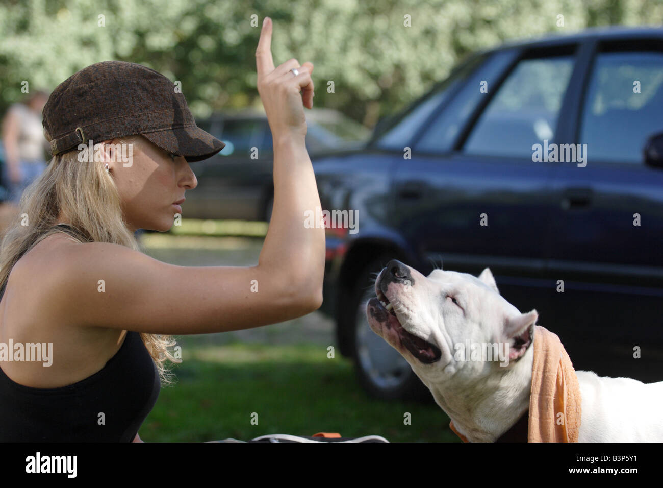 Una donna con il suo Pit Bull prima delle competizioni durante il Pit Bull mostrano in Zbroslawice, Polonia . Foto Stock