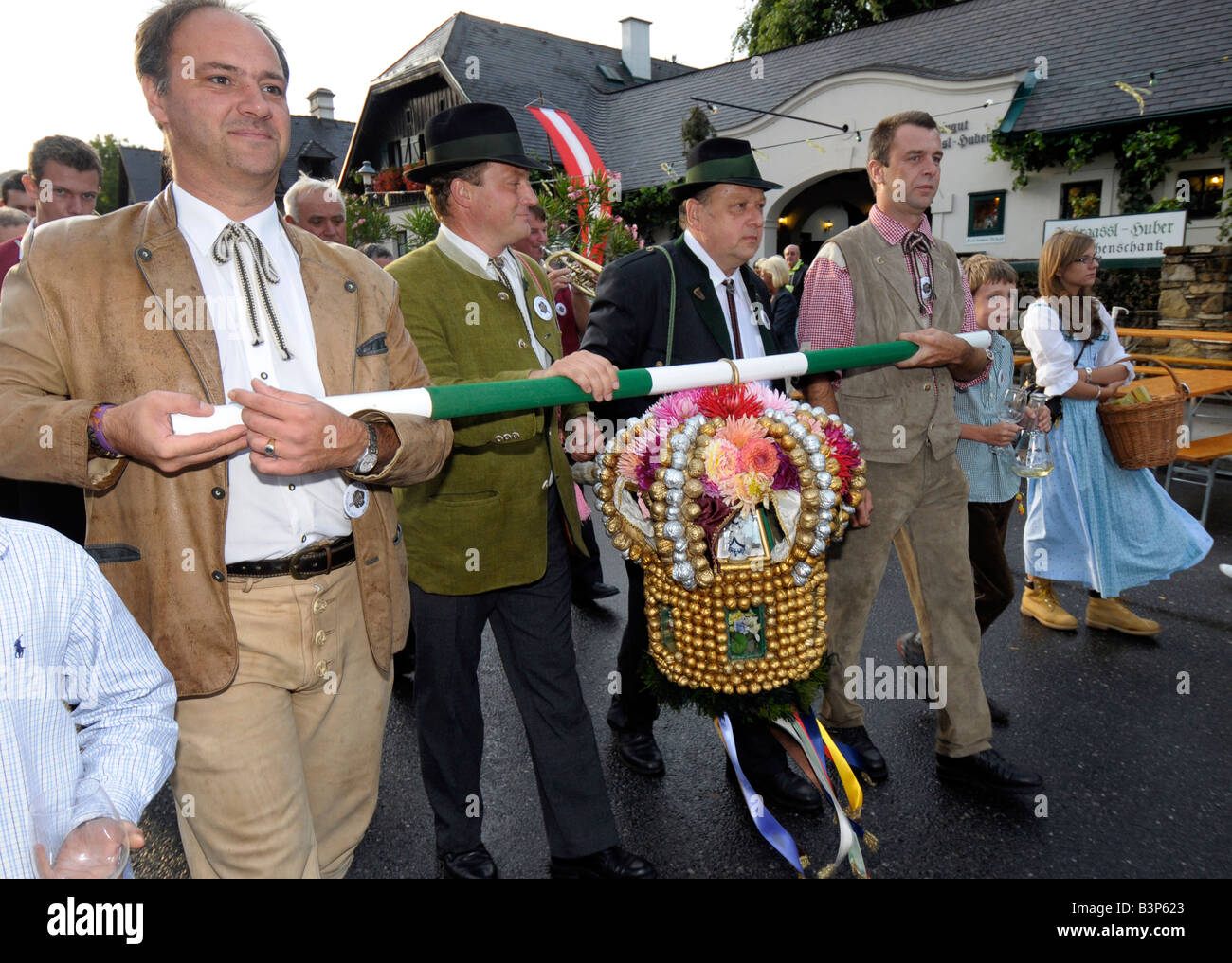 Haverkrone essendo portato a Kirtag Chiesa giorno festival presso il villaggio di Neustift am Walde, Austria Foto Stock