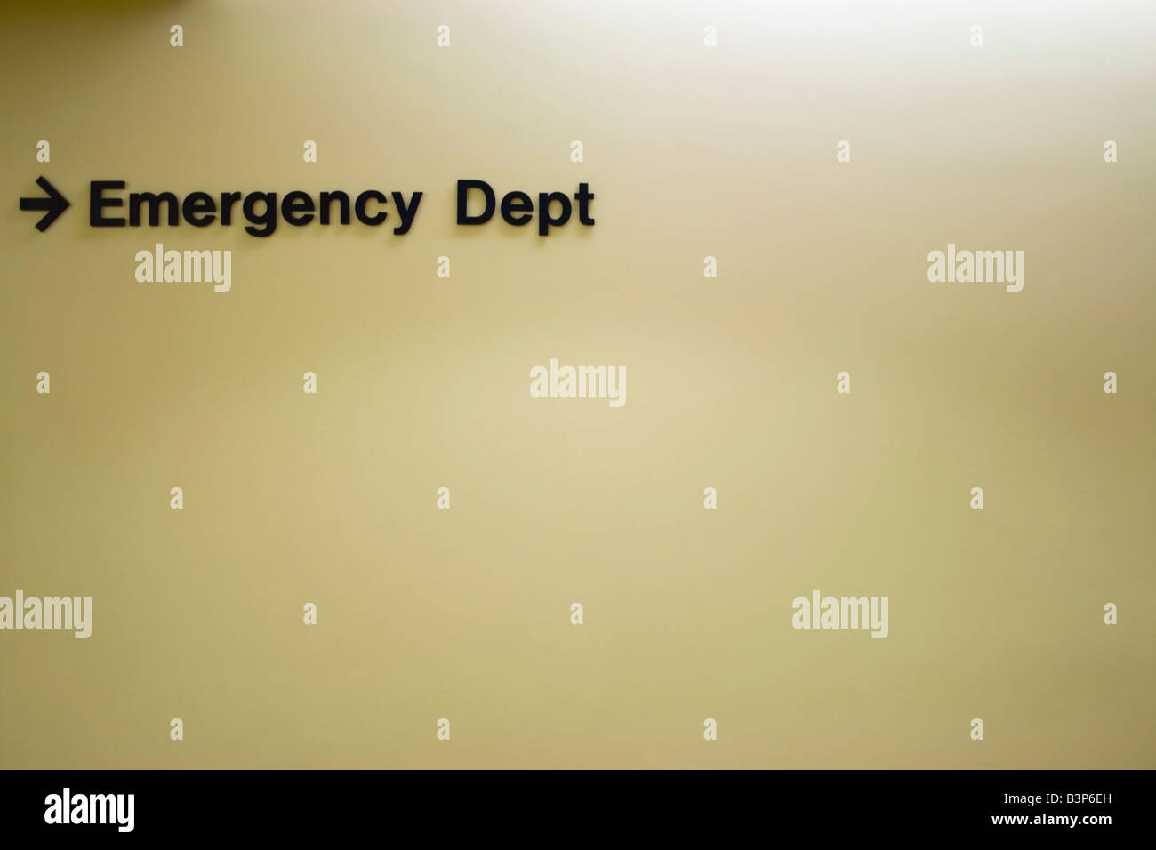 Ospedale segno che indica la via verso il reparto di emergenza Foto Stock