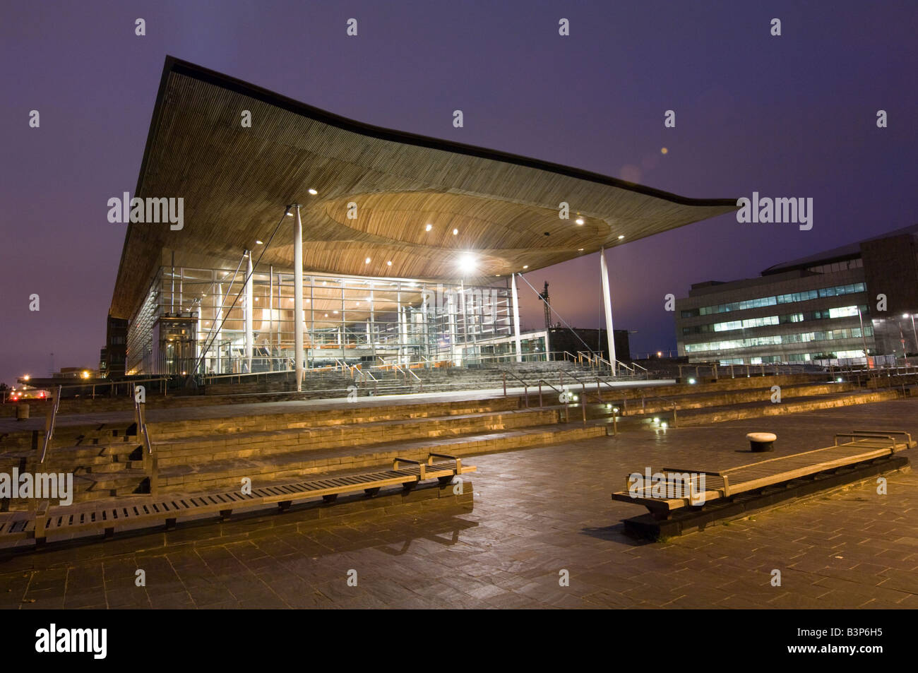 Assemblea nazionale del Galles governo edificio Senedd Cardiff Bay Regno Unito alla notte, progettato dall architetto Richard Rogers Foto Stock