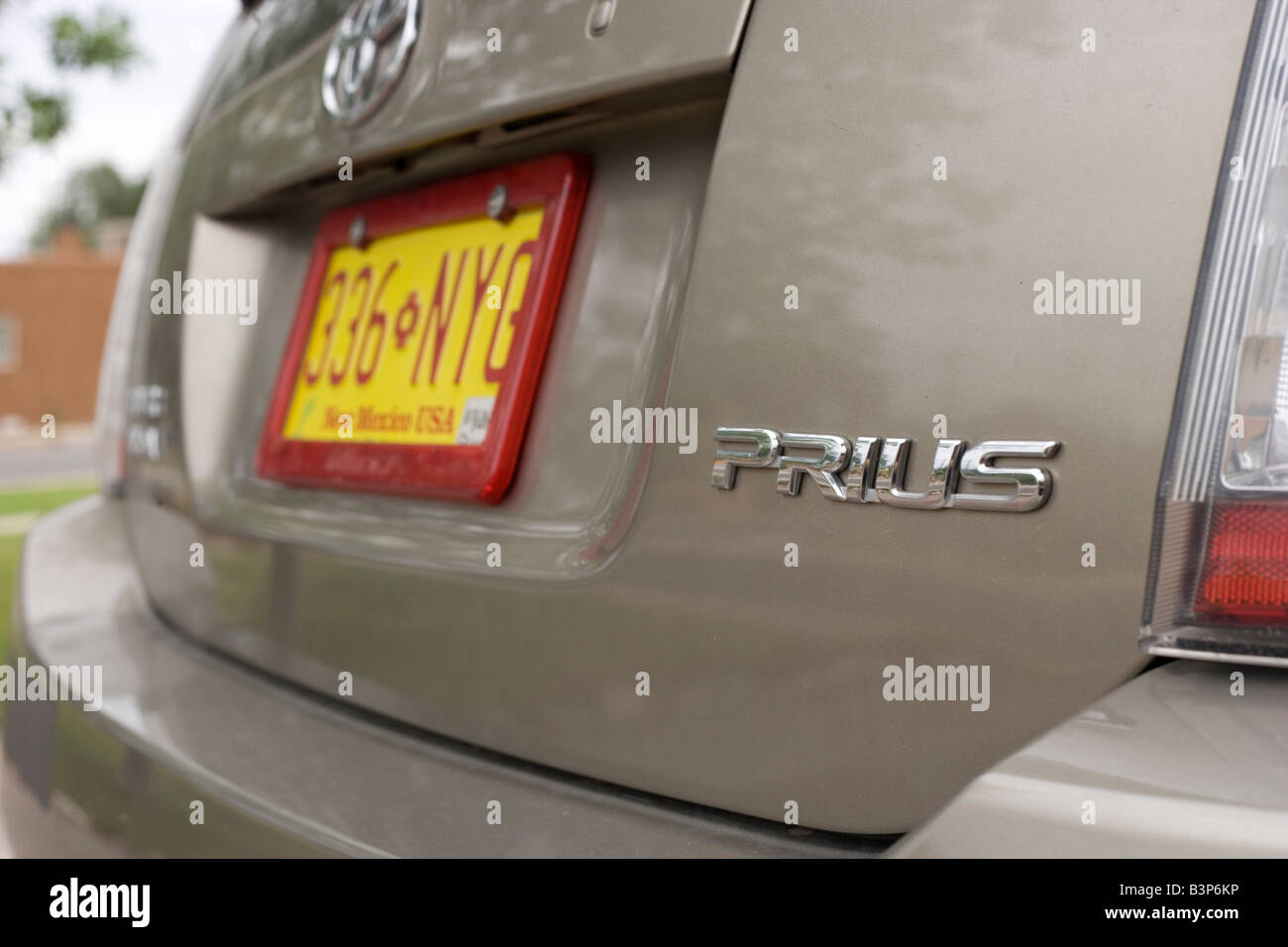 Prius Toyota auto ibride carburante bassa auto automobile estremità posteriore paraurti moderno elettrico gas efficiente i prezzi della benzina alta Foto Stock