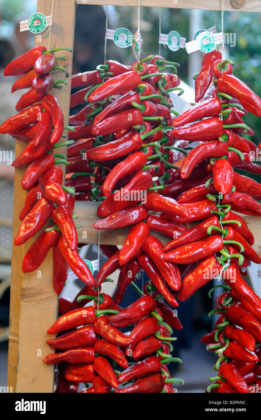 Il peperoncino in vendita in Saint Jean de Luz, una piccola città nel Pays Basque, Francia. Foto Stock