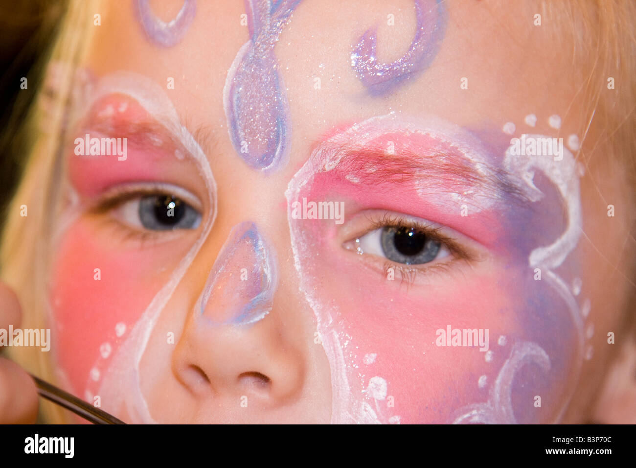 3 anno vecchia ragazza con il volto dipinto di dettaglio Foto Stock