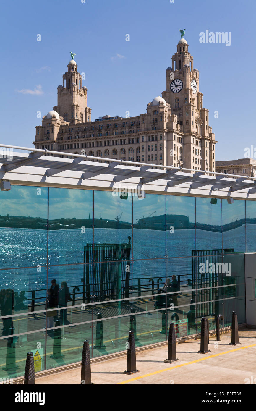 Fase di atterraggio e il Liver Building, Liverpool, in Inghilterra Foto Stock