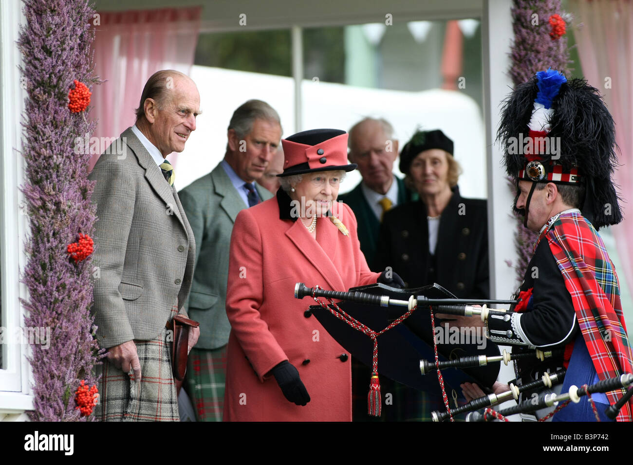 La regina, il principe Filippo e il Principe Carlo presente i premi presso la famosa Braemar Gathering in Aberdeenshire, Scotland, Regno Unito Foto Stock