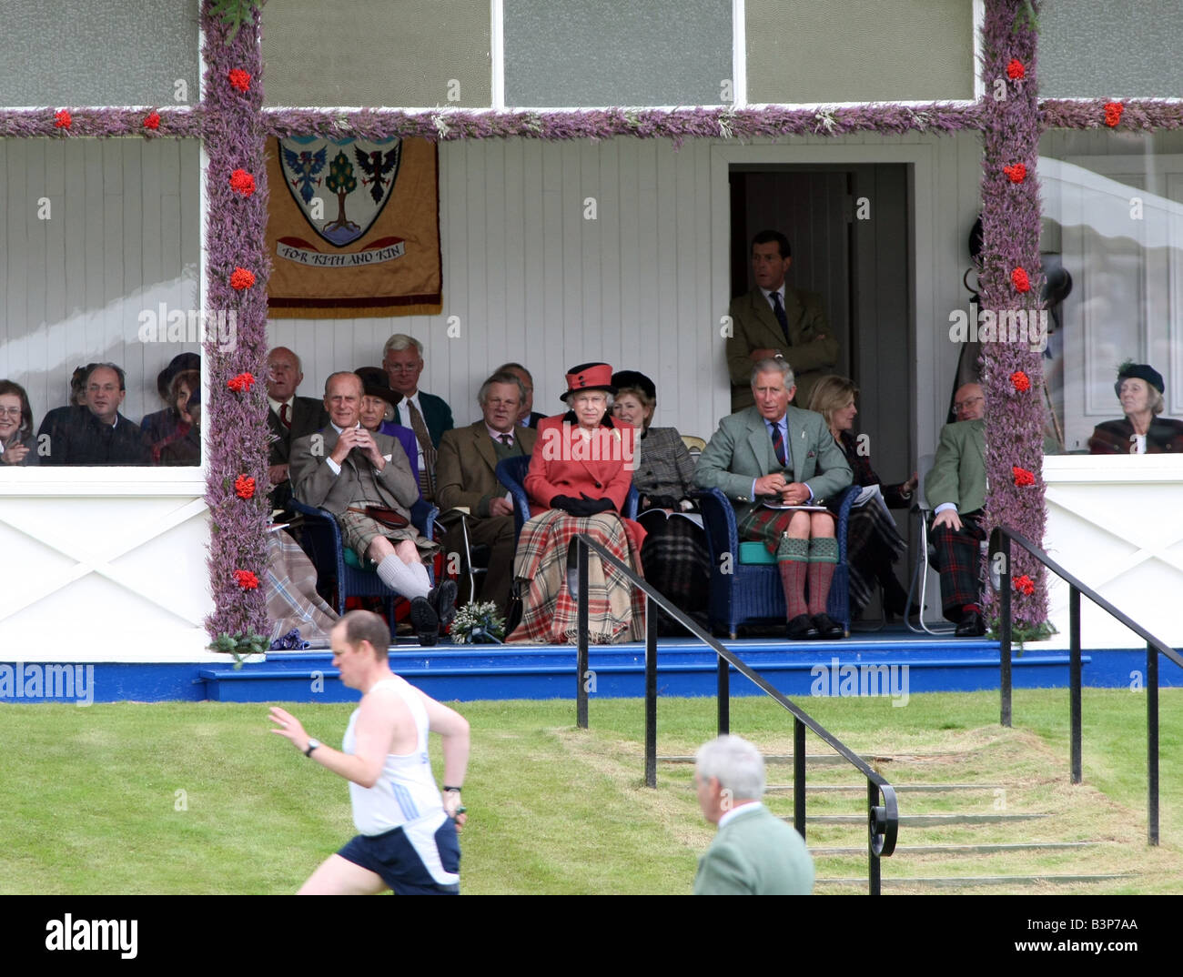 La regina, il principe Filippo e il Principe Carlo in seduta il Royal Pavillion a Braemar Gathering in Aberdeenshire, Scozia Foto Stock
