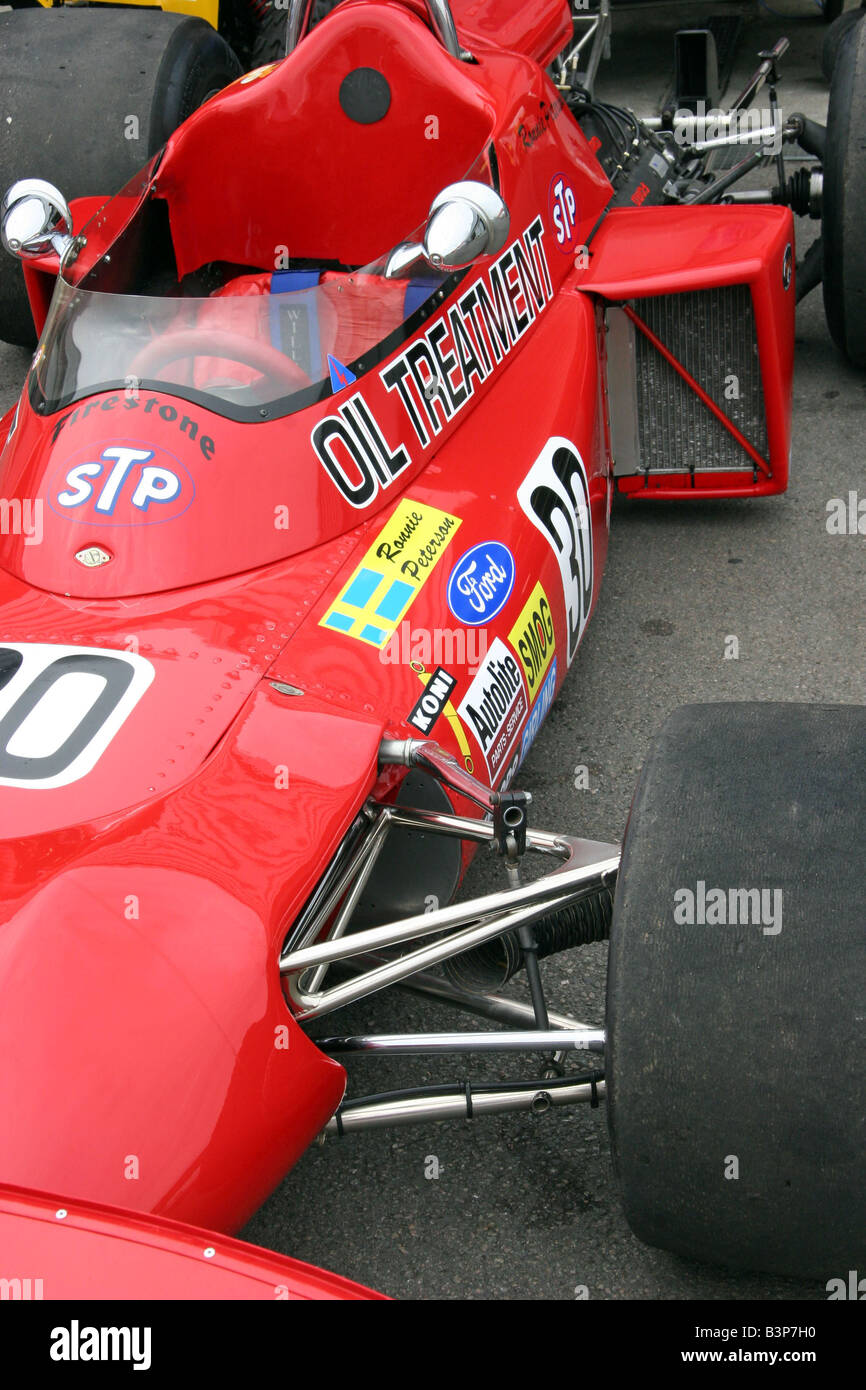 No.30 un 1976 rosso, Hesketh 308E appartenenti a Mike Wrigley, venuto in terzo luogo Foto Stock