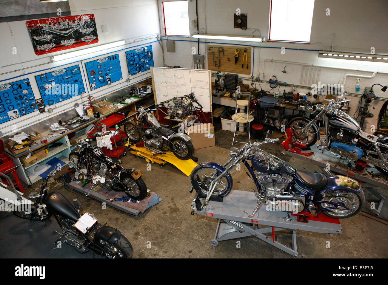 All'interno di un garage moto Foto stock - Alamy