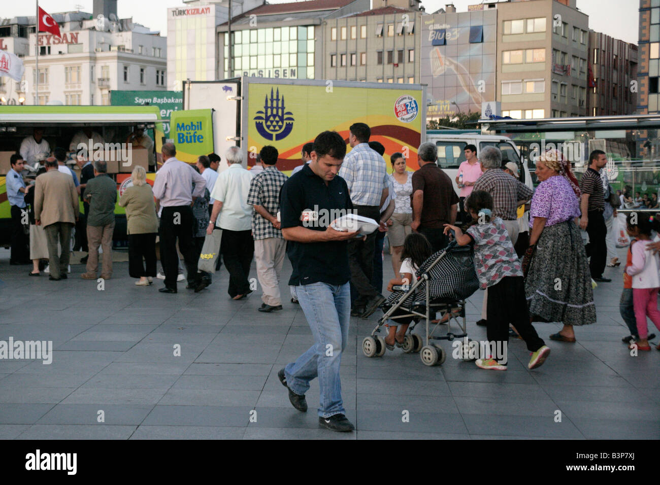 In Ramazan Kadikoy, Istanbul, Turchia; le autorità locali fuori mano libera il cibo per i poveri dopo un giorno di digiuno Foto Stock