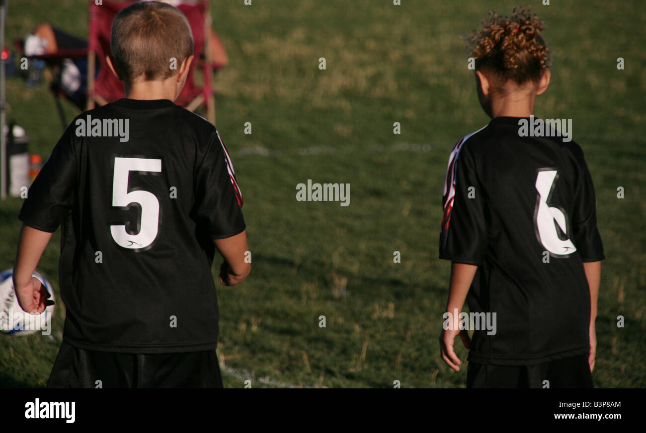 I ragazzi che giocano a calcio Foto Stock