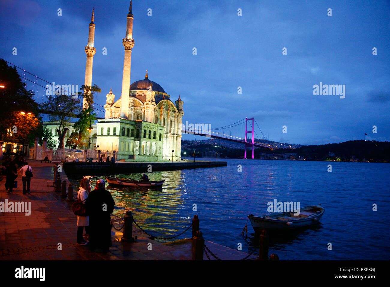 Maggio 2008 - Ortakoy Mecidiye moschea e il ponte sul Bosforo Istanbul Turchia Foto Stock