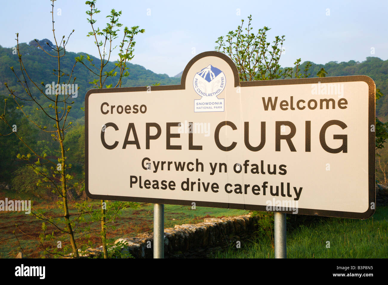 Segno di benvenuto Capel Curig Snowdonia nel Galles Foto Stock
