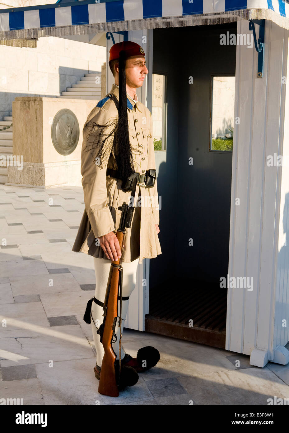 Tradizionale Guardia Evzon presso la tomba del Milite Ignoto, Atene, Grecia Foto Stock