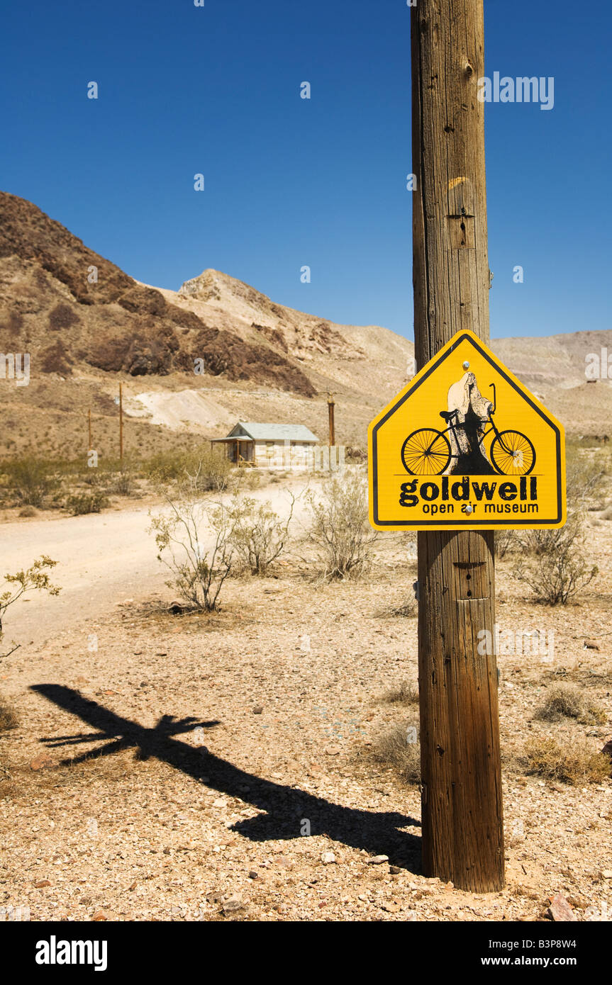 Segno per Goldwell Open Air Gallery di riolite, Nevada, Stati Uniti d'America. Foto Stock