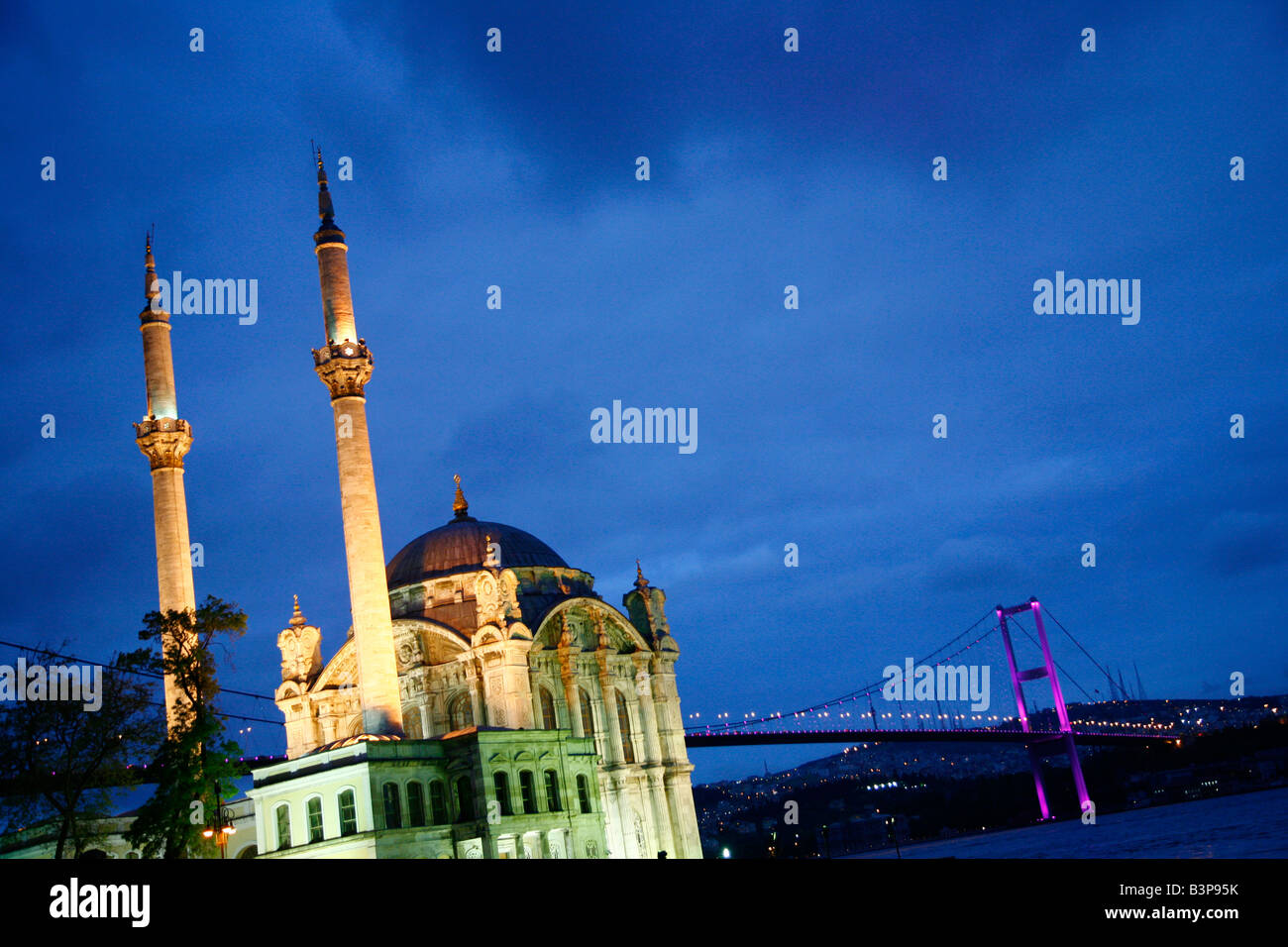 Maggio 2008 - Ortakoy Mecidiye moschea e il ponte sul Bosforo Istanbul Turchia Foto Stock