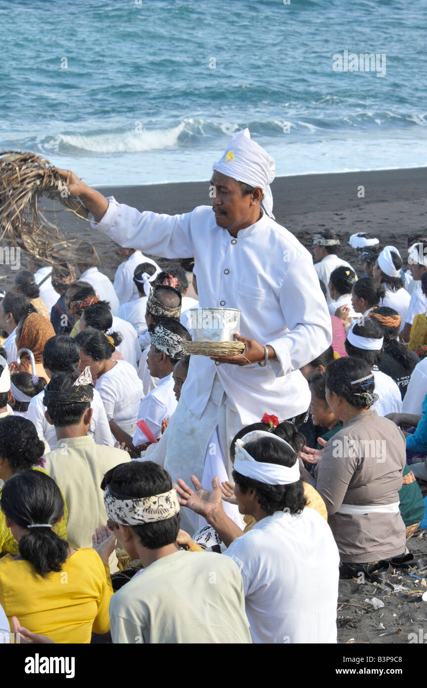 Cerimonia di premiazione che si terrà a kusamba beach, parte del rituale della cremazione , bali , Indonesia Foto Stock