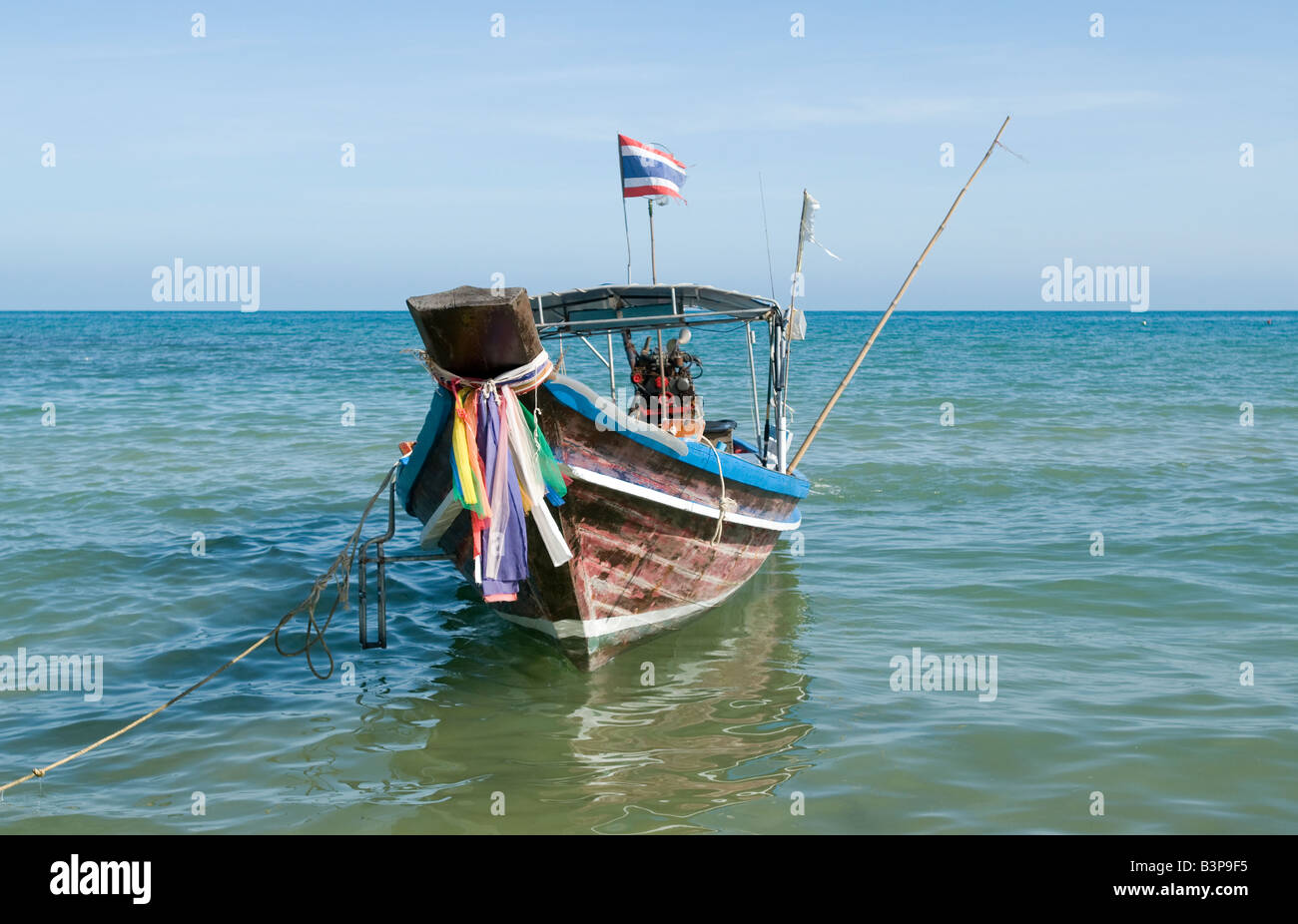 Una lunga coda barca da pesca ormeggiate alla spiaggia di Lamai Beach Koh Samui Thailandia Foto Stock