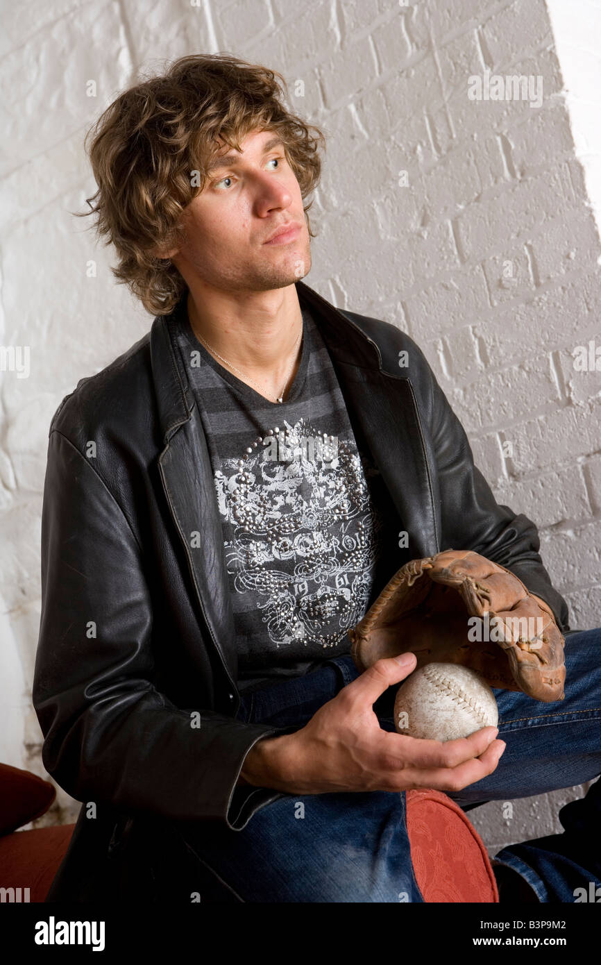 Giovane uomo sfera di base Foto Stock